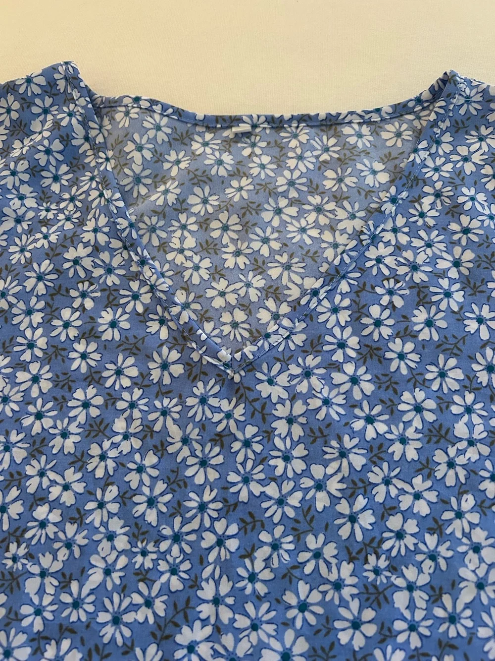 HUGE BUNDLE SALE! Blue Floral V-Neck Women's Top MEDIUM - Picture 3 of 6